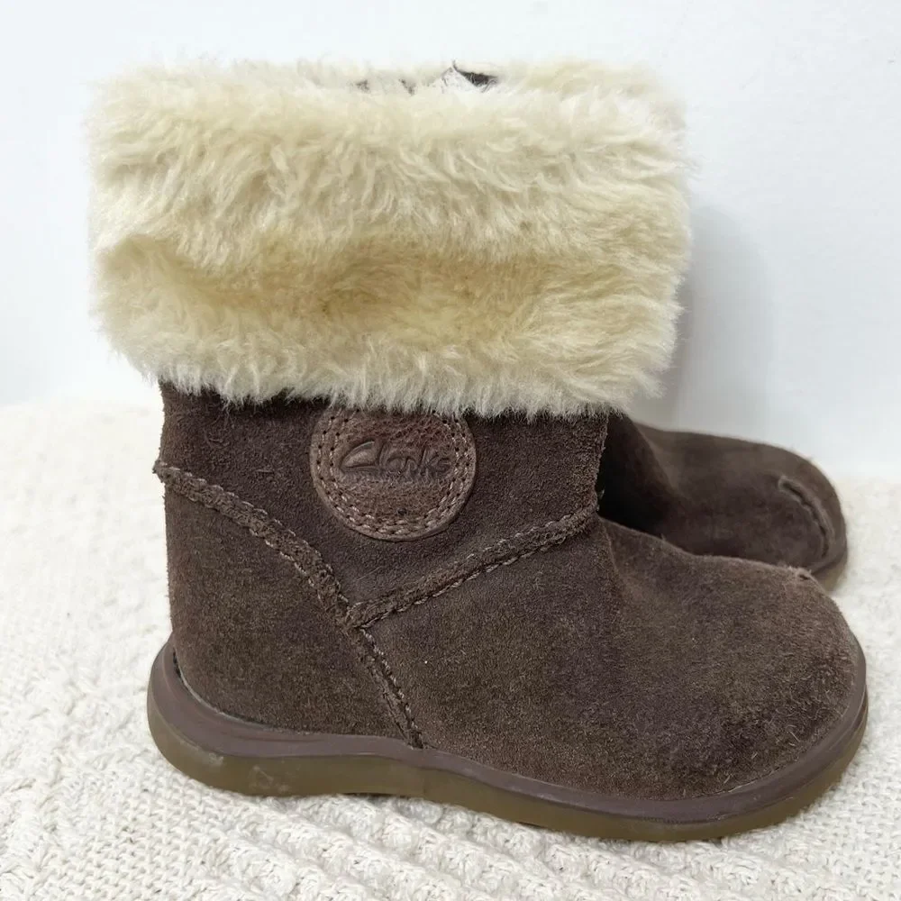 Clarks First Shoes Toddler Baby Girl Boots Snuggle Fun Walnut Suede Faux Fur